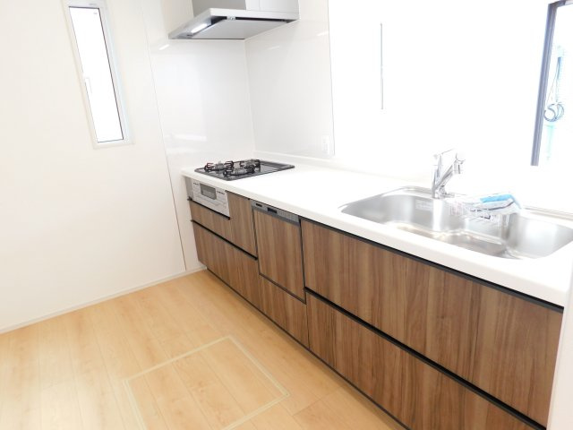 名古屋市南区砂口町の新築一戸建のキッチン|◇キッチン◇　　対面キッチン・人工大理石天板システムキッチン・食洗機・浄水機能付ハンドシャワー・静音仕様シンク・薄型換気扇・スローインクローズレール・床下収納庫