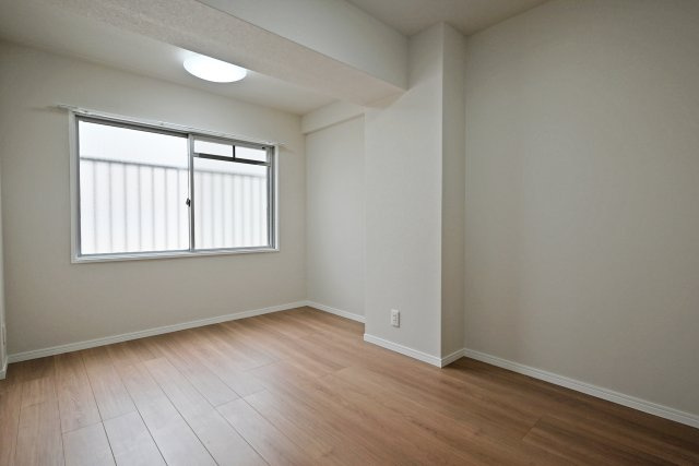 千里関大前コーポラスC棟の寝室|洋室6.1帖
主寝室想定の広いお部屋です。