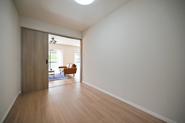 千里関大前コーポラスC棟の子供部屋|洋室4.9帖
リビングに隣接、お子様のお部屋にいかがでしょうか。