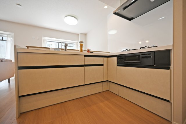 千里関大前コーポラスC棟のキッチン|対面式L字型キッチンを採用。最小限の動きで効率よく作業できるので、体への負担も減少します。お料理がますます楽しくなってきそうです。