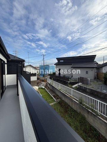 【現地画像あり】伊勢原市八幡台2期　全2棟　1号棟の展望|２部屋に繋がる続きバルコニーは、布団を並んで干すなど日々の家事に活躍いたします。