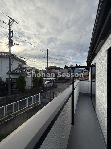 【現地画像あり】伊勢原市八幡台2期　全2棟　1号棟のバルコニー|陽光を感じながら洗濯物を干せるバルコニースペース。毎日の家事に便利なのはもちろん、外の空気を感じられる気持ちよい場所です。