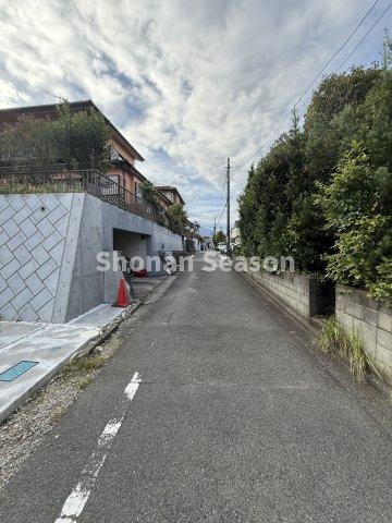 【現地画像あり】伊勢原市八幡台2期　全2棟　1号棟の前面道路含む現地写真|前面道路から見た現地の様子をチェック！道路との接し方や建物のたたずまくぃなど、写真から住まいの雰囲気を感じていただけます。