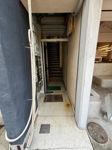 瓦屋町ＴＹビルのエントランス