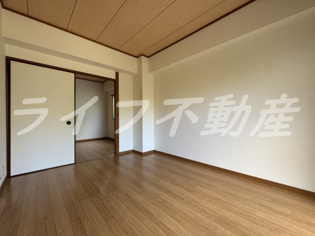 長吉ハイツの居間・リビング|ゆったりとした居間です