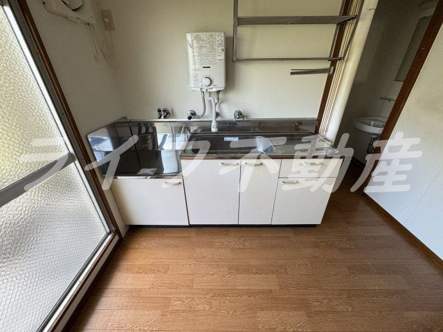 長吉ハイツのキッチン|コンパクトなキッチンで掃除もラクラク