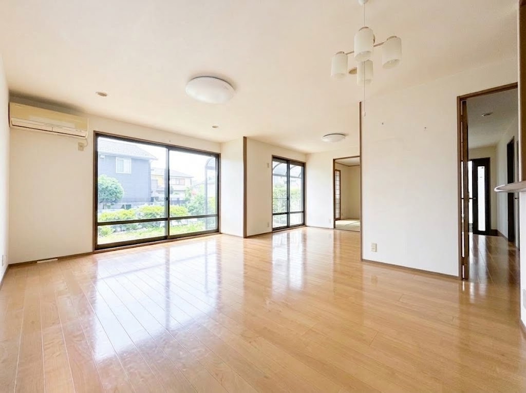 高知市春野町南ケ丘２丁目の中古一戸建の居間・リビング|広々としたLDKは、家具の配置も自由自在。自分好みの空間に♪