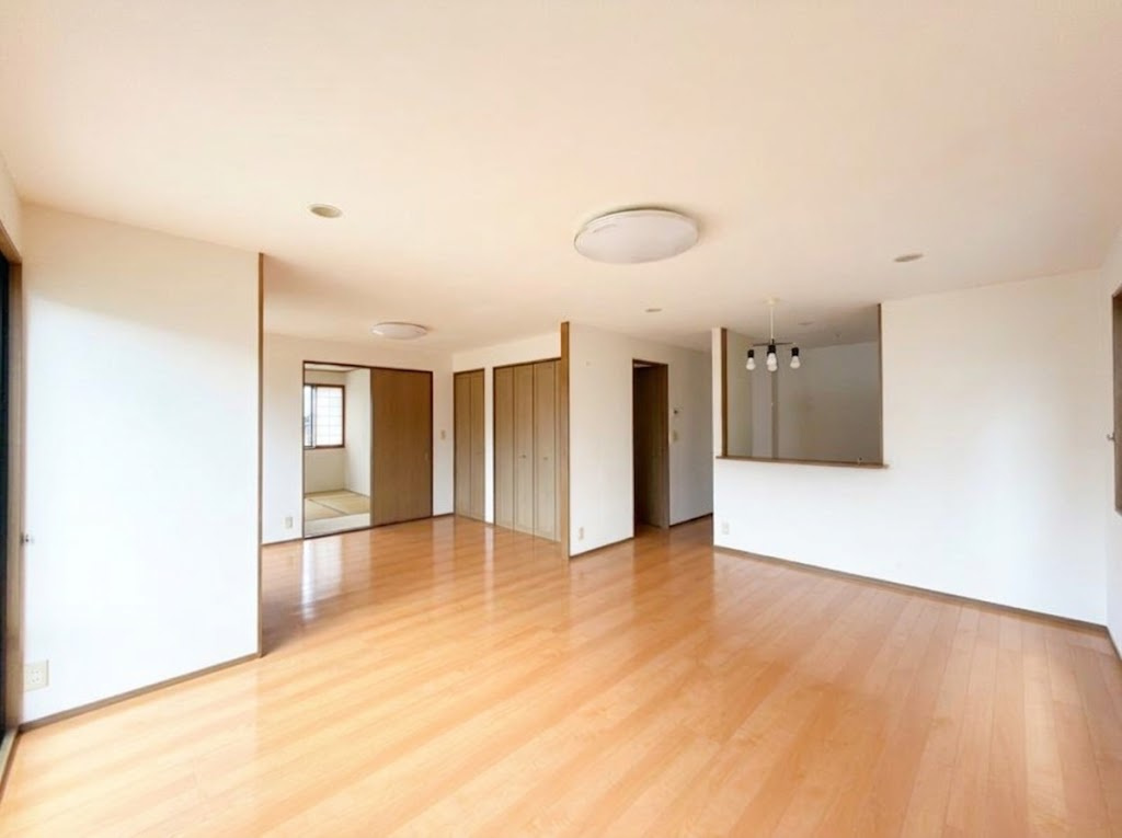 高知市春野町南ケ丘２丁目の中古一戸建の居間・リビング|日差しが差し込む明るいリビング♪家族団らんの温かい場所に◎