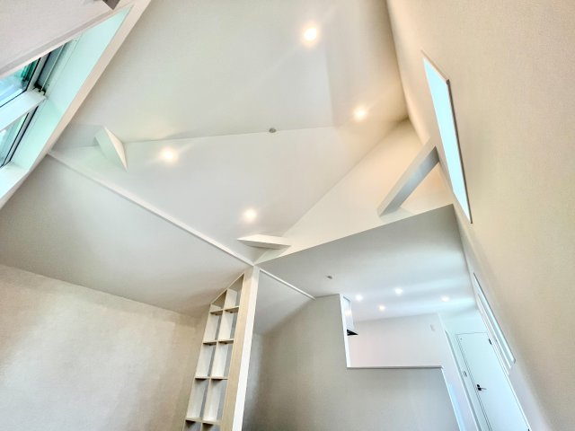 豊島区長崎5丁目　新築戸建の居間・リビング|勾配天井を採用しているため、より一層の開放感を感じることができます。

現地ご見学希望・資料請求などお気軽にお問い合わせ下さい！
03-5990-5201