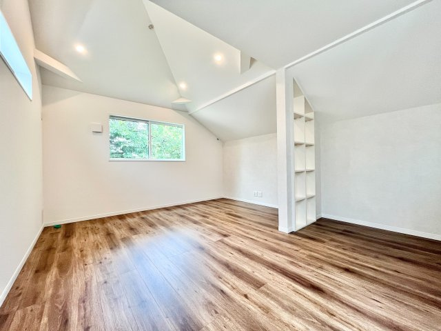 豊島区長崎5丁目　新築戸建の居間・リビング|2階リビングは外からの視線が気にならない、寛ぎのプライベート空間！

現地ご見学希望・資料請求などお気軽にお問い合わせ下さい！
03-5990-5201