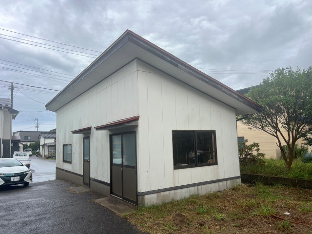竜巻中古住宅の外観|車庫　未登記