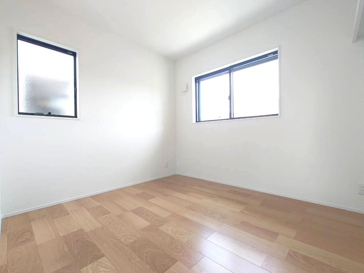 新築戸建が堂々完成☆リビング間接照明☆タッチレス水栓付きシステムキッチン☆伏見区醍醐烏橋町の洋室|洋室