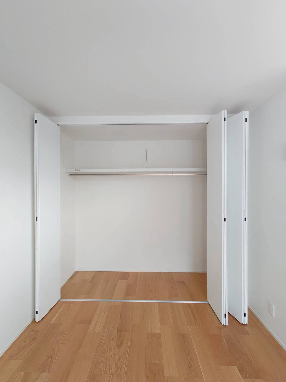 新築戸建が堂々完成☆リビング間接照明☆タッチレス水栓付きシステムキッチン☆伏見区醍醐烏橋町の洋室|クローゼット