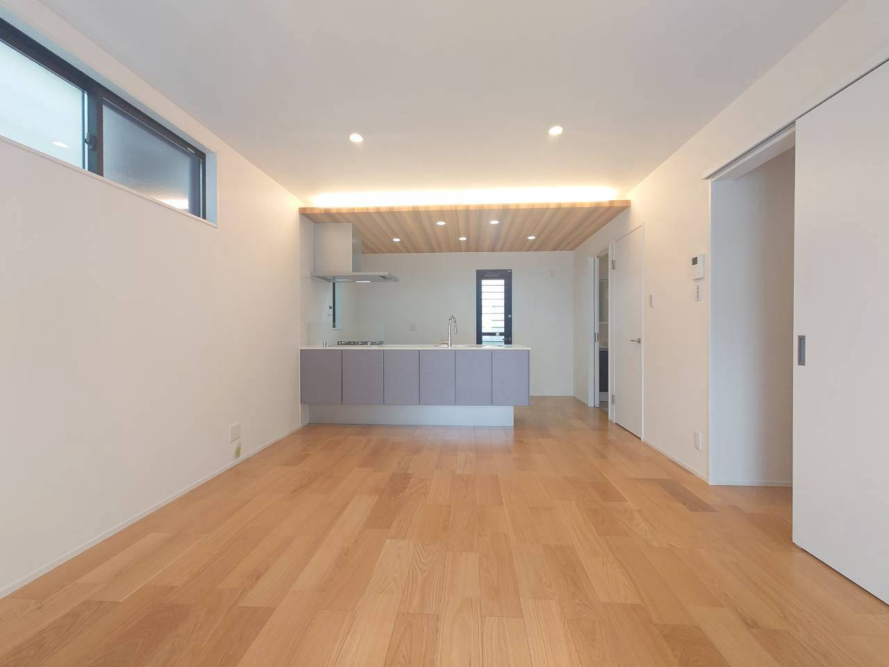 新築戸建が堂々完成☆リビング間接照明☆タッチレス水栓付きシステムキッチン☆伏見区醍醐烏橋町の居間・リビング|リビング