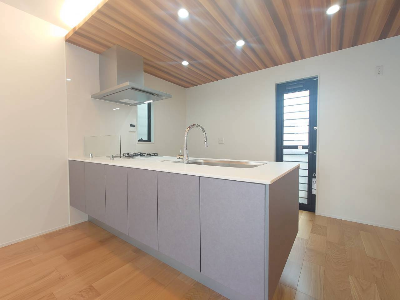 新築戸建が堂々完成☆リビング間接照明☆タッチレス水栓付きシステムキッチン☆伏見区醍醐烏橋町の居間・リビング|リビング