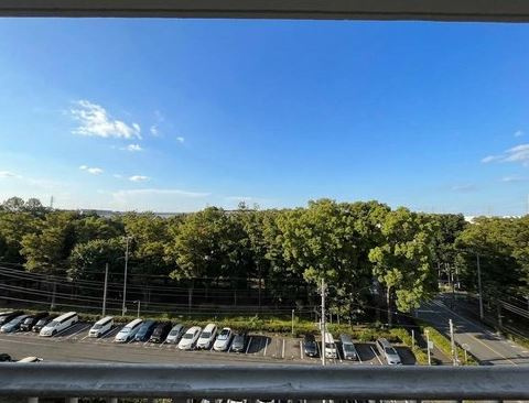 【中古マンション】若葉台第二住宅団地 19号棟の展望|二面バルコニーでどちらからも眺望良好
