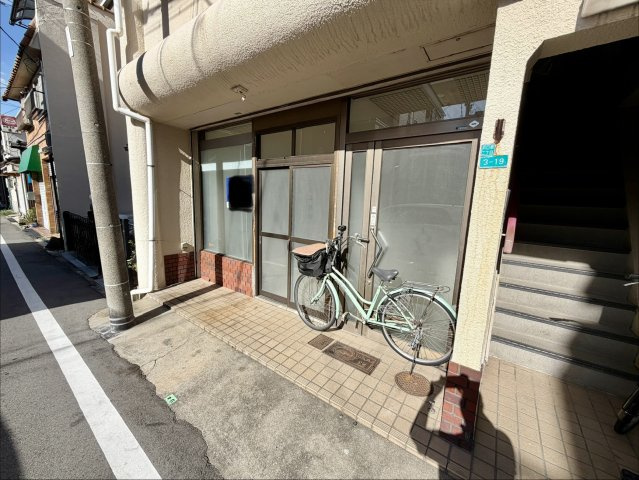 大阪市住之江区浜口東２丁目の店舗事務所のエントランス