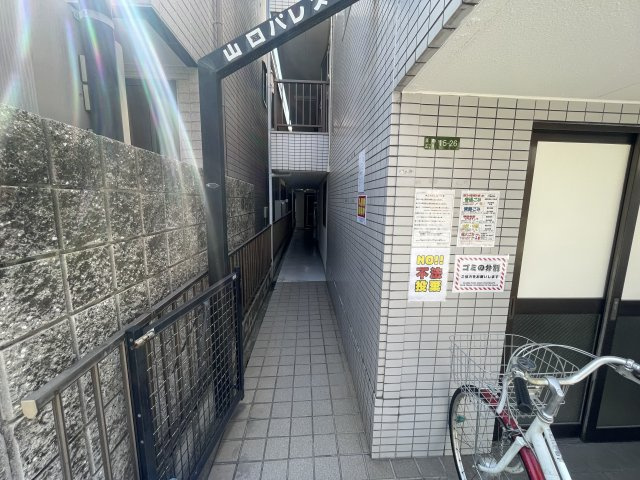 大阪市東淀川区淡路５丁目の倉庫のエントランス