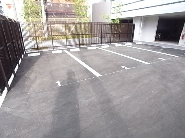 レジュールアッシュ塚本Ⅱの駐車場