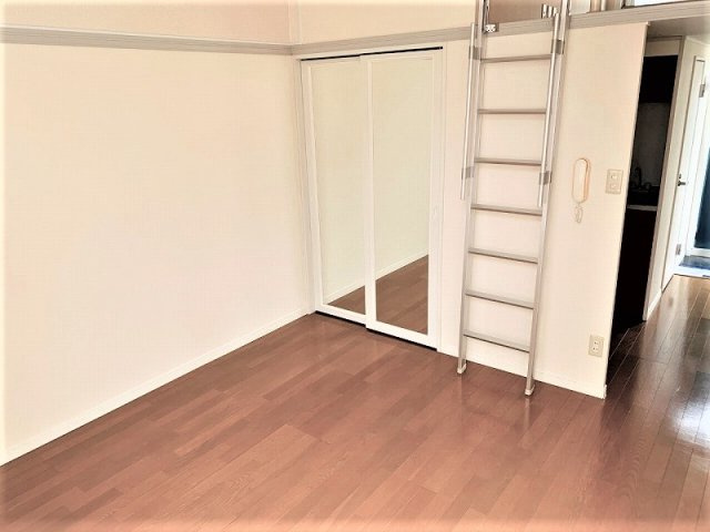 レオパレスリベエールの居間・リビング|家具・家電なし