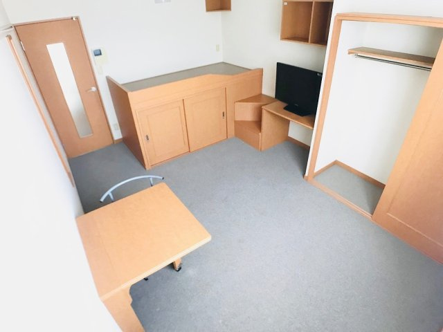 レオパレス牛久シンエイの居間・リビング|テレビのサイズが異なる場合がございます。