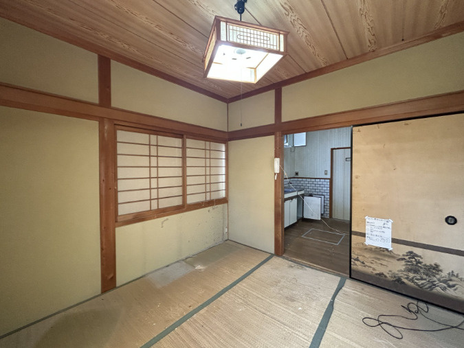 「南向きで陽当たり良好」香南市野市町みどり野3丁目　中古一戸建ての和室|木の温もりが感じられる落ち着いた和室！キッチンへの動線もスムーズで家事がしやすい配置です。