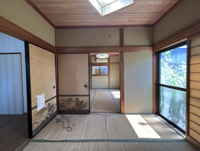 「南向きで陽当たり良好」香南市野市町みどり野3丁目　中古一戸建ての和室|天窓からやわらかな光が注ぐ心地よい和室！通風・採光に優れ、リラックスした時間を過ごせます。