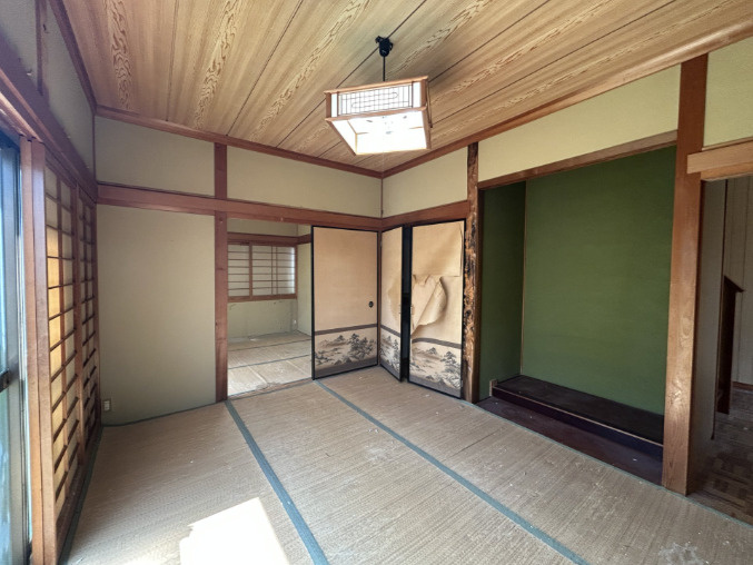 「南向きで陽当たり良好」香南市野市町みどり野3丁目　中古一戸建ての和室|開放感あふれる和風の居室スペース！伝統的な和の風情を残しつつ、自分好みにDIYや改装も楽しめます。