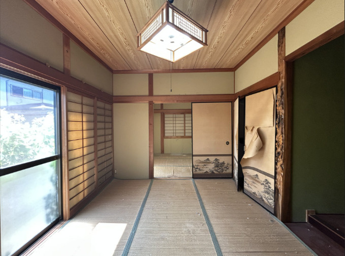 「南向きで陽当たり良好」香南市野市町みどり野3丁目　中古一戸建ての和室|大きな窓から陽光がたっぷり差し込む和室！縁側風に使える陽当たりの良さが魅力的なお部屋です。