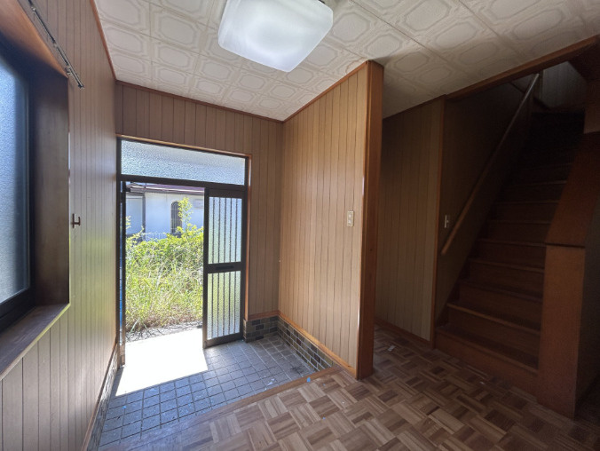 「南向きで陽当たり良好」香南市野市町みどり野3丁目　中古一戸建ての玄関|明るい陽光が迎え入れる開放的な玄関ホール！ゆとりのある土間スペースで脱ぎ履きもラクラクです。