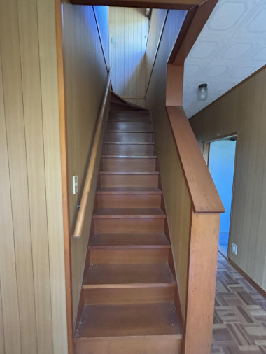 「南向きで陽当たり良好」香南市野市町みどり野3丁目　中古一戸建てのその他|安心感のある手すり付きの階段！木の温もりが感じられ、2階への行き来もスムーズな設計です。