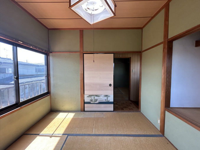 「南向きで陽当たり良好」香南市野市町みどり野3丁目　中古一戸建ての和室|天窓と窓からの光で非常に明るい空間！陽当たり重視の方にもおすすめの解放感ある居室です。