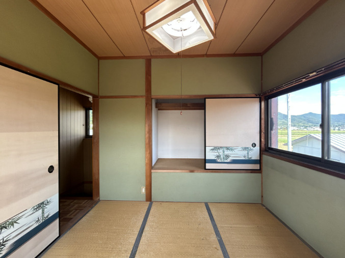 「南向きで陽当たり良好」香南市野市町みどり野3丁目　中古一戸建ての和室|便利な収納スペースを備えた和室！お部屋をスッキリ広く使え、寝室や子供部屋にもピッタリです！