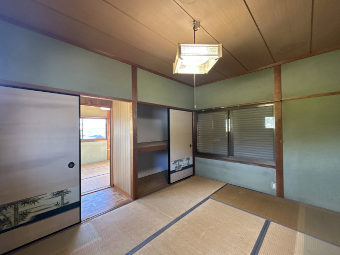 「南向きで陽当たり良好」香南市野市町みどり野3丁目　中古一戸建ての和室|木の質感が落ち着くゆとりの和室スペース！障子越しにやわらかな光が広がる快適な空間です。