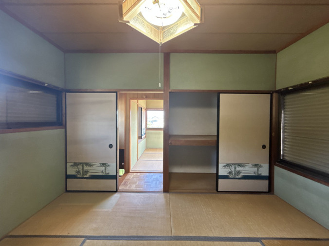 「南向きで陽当たり良好」香南市野市町みどり野3丁目　中古一戸建ての和室|隣室との間仕切りを開ければ広々空間！暮らしのスタイルに合わせて柔軟に活用できるお部屋です。