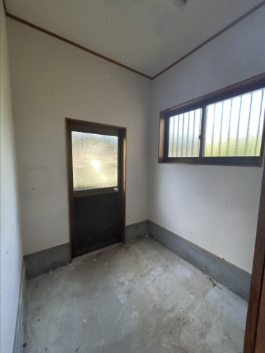 「南向きで陽当たり良好」香南市野市町みどり野3丁目　中古一戸建てのその他|多用途に使える広々とした勝手口土間！アウトドア用品や野菜の保管など便利に活用できます。