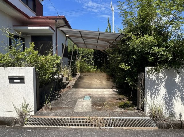 「南向きで陽当たり良好」香南市野市町みどり野3丁目　中古一戸建ての駐車場|【リフォーム予定】駐車場拡張工事を実施！普通車＋軽自動車がスッキリ停められるスペースへ。