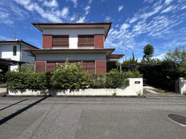 「南向きで陽当たり良好」香南市野市町みどり野3丁目　中古一戸建ての前面道路含む現地写真|【リフォーム予定】陽当たり良好な2階建て戸建て！前面道路も広くスムーズに駐車・移動ができます。