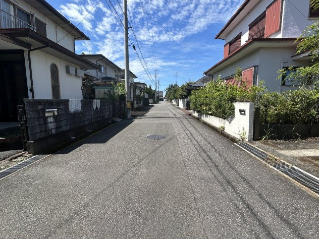 「南向きで陽当たり良好」香南市野市町みどり野3丁目　中古一戸建ての前面道路含む現地写真|すれ違いもスムーズな幅員約5.8ｍの前面道路！車庫入れもしやすく運転が苦手な方も安心です。
