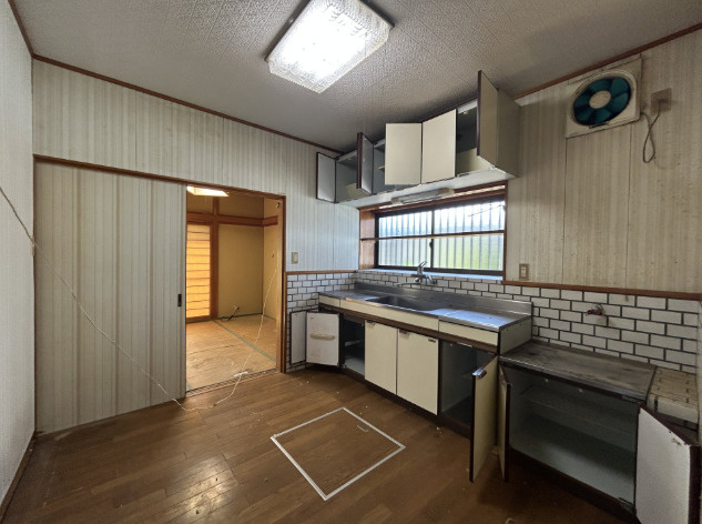 「南向きで陽当たり良好」香南市野市町みどり野3丁目　中古一戸建てのキッチン|壁面タイルの味わいあるダイニングキッチン！収納スペースが豊富で調理器具もすっきり収まります。
