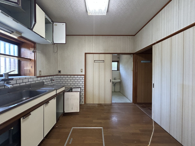 「南向きで陽当たり良好」香南市野市町みどり野3丁目　中古一戸建てのキッチン|隣接する部屋への移動もスムーズな間取り！明るい自然光が差し込む過ごしやすいダイニングです。