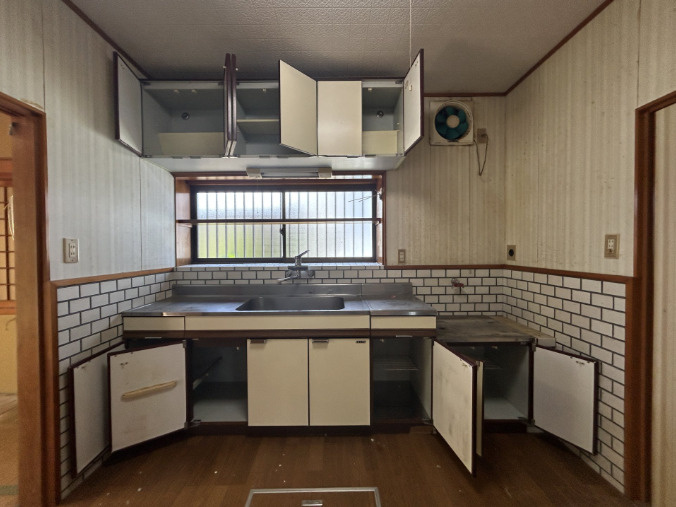 「南向きで陽当たり良好」香南市野市町みどり野3丁目　中古一戸建てのキッチン|上下に充実の収納を備えたシステムキッチン！作業スペースが広く、毎日の料理が快適にこなせます。
