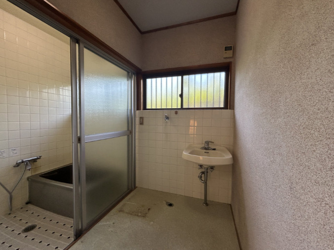 「南向きで陽当たり良好」香南市野市町みどり野3丁目　中古一戸建ての洗面所|ゆったり過ごせる広々とした浴室スペース！大きな窓付きで換気もバッチリ、清潔感を保てます。