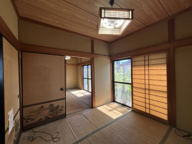 「南向きで陽当たり良好」香南市野市町みどり野3丁目　中古一戸建ての和室|陽当たりの良い南向きの和室！襖を開放すれば隣室と一体利用でき、広々とした空間が広がります。