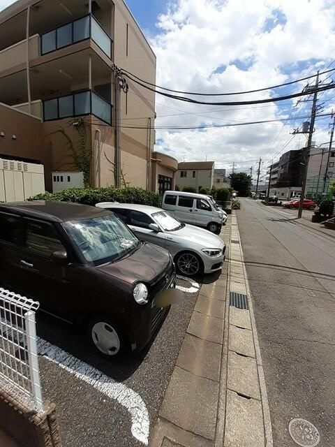 プティネージュの駐車場