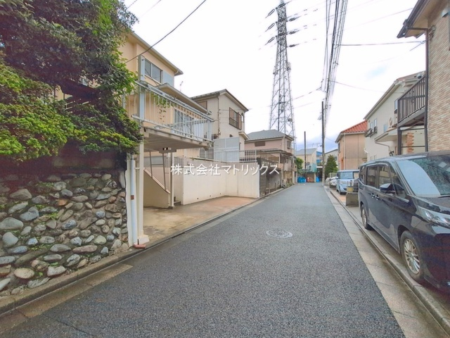 練馬区大泉町2丁目　土地50坪×地下車庫　リフォーム住宅の前面道路含む現地写真