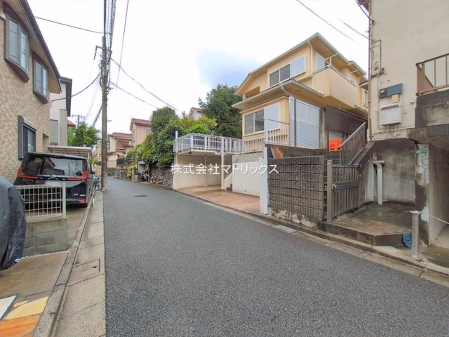 練馬区大泉町2丁目　土地50坪×地下車庫　リフォーム住宅の前面道路含む現地写真