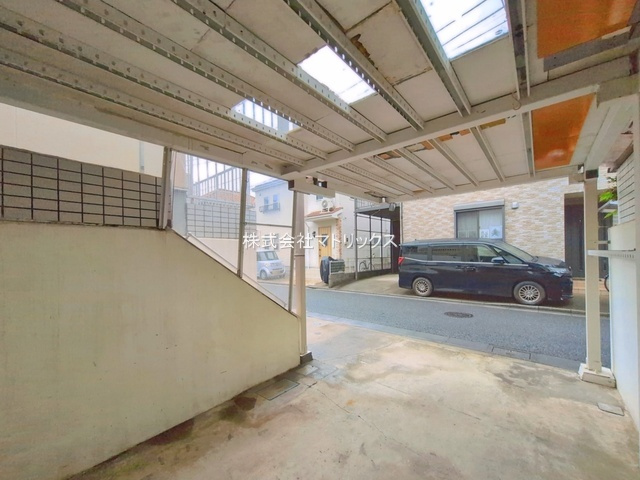 練馬区大泉町2丁目　土地50坪×地下車庫　リフォーム住宅の駐車場