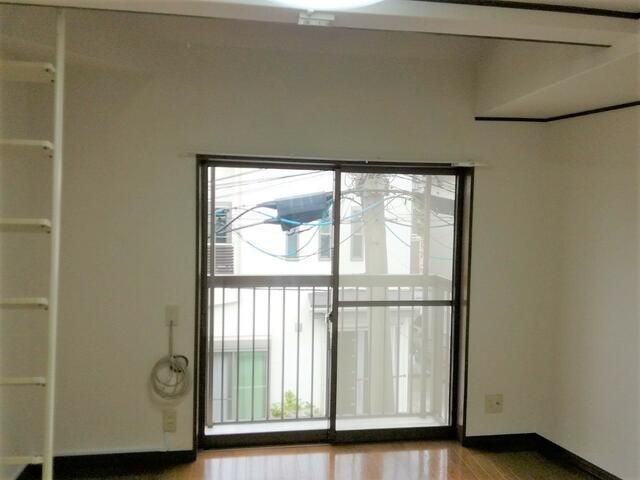 コアハウス芝園の居間・リビング