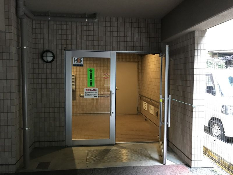 フローラ新横浜のエントランス